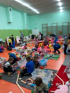 Powstały place zabaw dla dzieci w miejscu przyjmowania uchodźców / На місці прийому біженців є дитячі майданчики