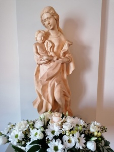 Poświęcenie figury Matki Bożej w kaplicy św. Józefa w budynku centrali Caritas Poznań