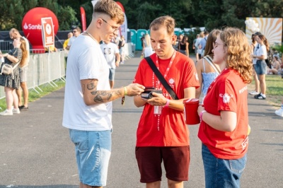 Podsumowanie zbiórki środków finansowych podczas wydarzenia Santander Letnie Brzmienia