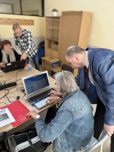 Kurs komputerowy dla seniorów – bo nigdy nie jest za późno, by oswoić technologię!
