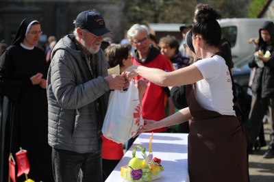 Świętowanie Niedzieli Zmartwychwstania z najuboższymi