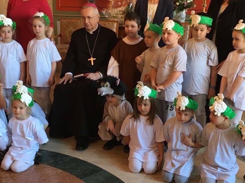 Arcybiskup z dziecmi